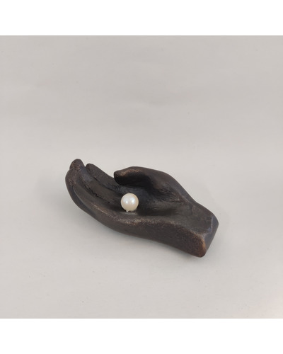 CBC - 709B Figure pearl in hand